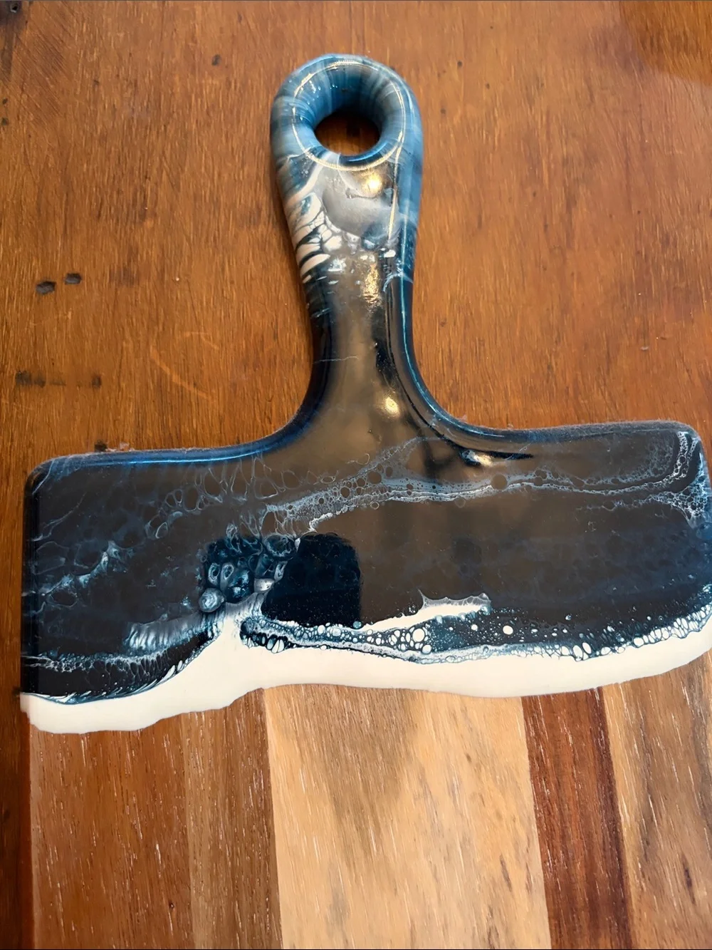 Lynn & Liana handcrafted Wood Serving Board with Navy  & White Resin Handle